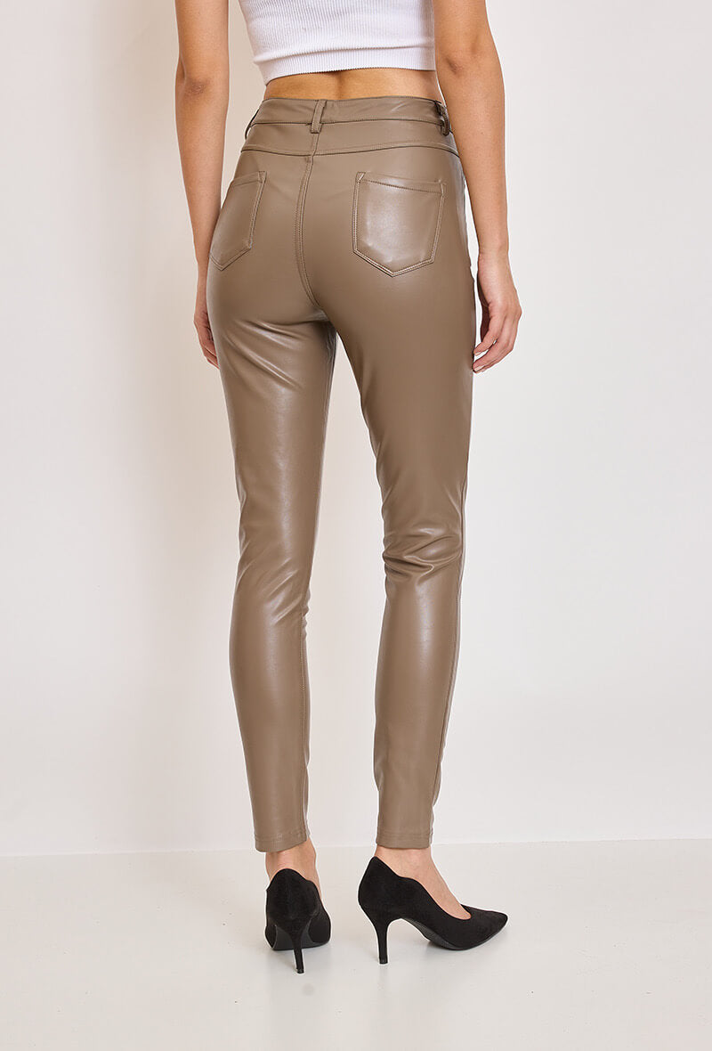 Pantalon similicuir taupe avec poches coupe skiny - Lola